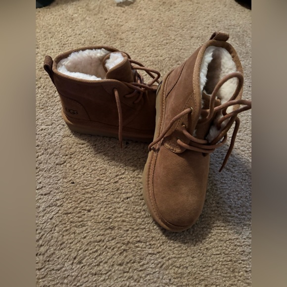 Kids Ugg boots - Picture 1 of 3